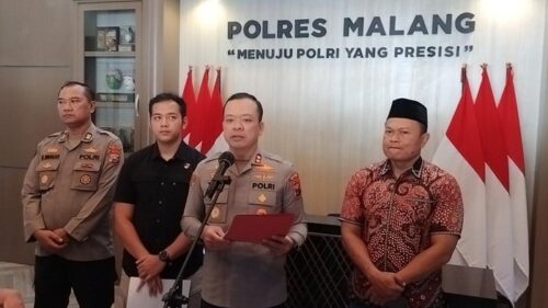 Kapolres Malang AKBP Muhammad Taat Resdi memberikan keterangan pers terkait penetapan empat tersangka kasus penyerangan wisatawan di Mapolres Malang.