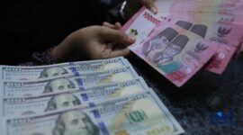 Ilustrasi pergerakan nilai tukar rupiah yang tertekan terhadap dolar Amerika Serikat di pasar keuangan