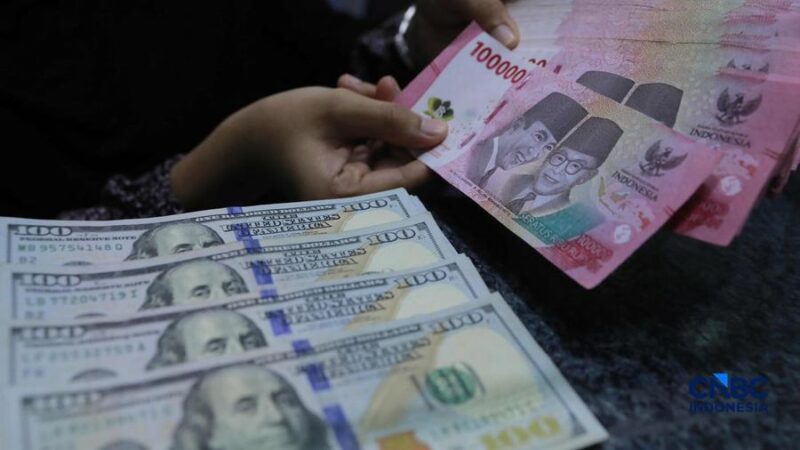 Ilustrasi pergerakan nilai tukar rupiah yang tertekan terhadap dolar Amerika Serikat di pasar keuangan