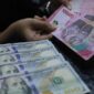 Ilustrasi pergerakan nilai tukar rupiah yang tertekan terhadap dolar Amerika Serikat di pasar keuangan