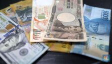 Pergerakan rupiah yang terus melemah terhadap dolar AS dipengaruhi kebijakan The Fed dan ketegangan geopolitik global