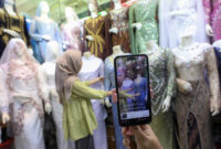 UMKM Indonesia berjualan online di marketplace Shopee dan TikTok Shop menggunakan smartphone