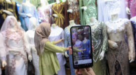 UMKM Indonesia berjualan online di marketplace Shopee dan TikTok Shop menggunakan smartphone
