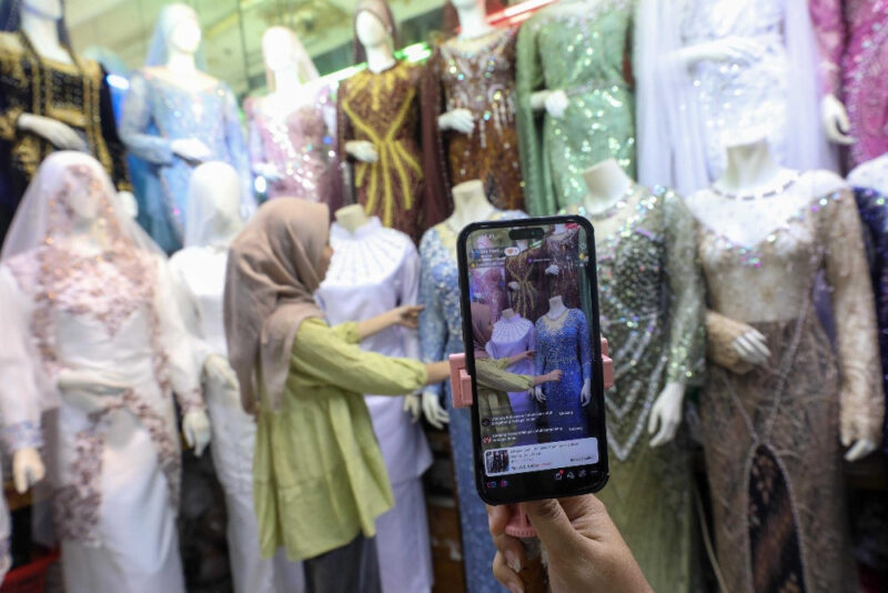 UMKM Indonesia berjualan online di marketplace Shopee dan TikTok Shop menggunakan smartphone