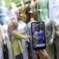UMKM Indonesia berjualan online di marketplace Shopee dan TikTok Shop menggunakan smartphone