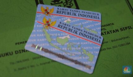 Petugas Dukcapil memindai e-KTP menggunakan card reader tanpa fotokopi
