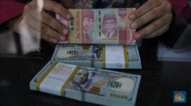 Layar menampilkan pergerakan nilai tukar rupiah yang melemah terhadap dolar AS pada perdagangan terbaru