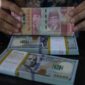 Layar menampilkan pergerakan nilai tukar rupiah yang melemah terhadap dolar AS pada perdagangan terbaru