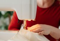 Aktivitas penjahit rumahan menyelesaikan pesanan pelanggan (Fhoto pexels-cottonbro )