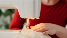 Aktivitas penjahit rumahan menyelesaikan pesanan pelanggan (Fhoto pexels-cottonbro )