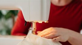Aktivitas penjahit rumahan menyelesaikan pesanan pelanggan (Fhoto pexels-cottonbro )