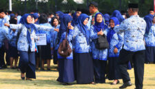 Sejumlah PPPK paruh waktu menyampaikan aspirasi terkait kebijakan rekrutmen guru non-ASN yang dinilai merugikan mereka di Jawa Timur.