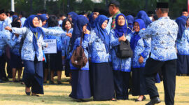 Sejumlah PPPK paruh waktu menyampaikan aspirasi terkait kebijakan rekrutmen guru non-ASN yang dinilai merugikan mereka di Jawa Timur.