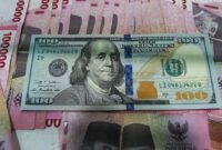 Ilustrasi dolar AS dan rupiah yang menunjukkan pergerakan nilai tukar di pasar keuangan.(Ilustrasi/Foto: Gilang Faturahman/detikfoto)