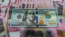Ilustrasi dolar AS dan rupiah yang menunjukkan pergerakan nilai tukar di pasar keuangan.(Ilustrasi/Foto: Gilang Faturahman/detikfoto)