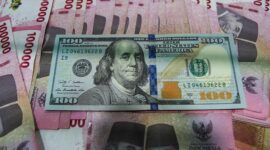 Ilustrasi dolar AS dan rupiah yang menunjukkan pergerakan nilai tukar di pasar keuangan.(Ilustrasi/Foto: Gilang Faturahman/detikfoto)