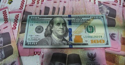 Ilustrasi dolar AS dan rupiah yang menunjukkan pergerakan nilai tukar di pasar keuangan.(Ilustrasi/Foto: Gilang Faturahman/detikfoto)