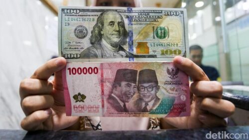 Ilustrasi perbandingan dolar AS dan rupiah di tengah pelemahan nilai tukar rupiah