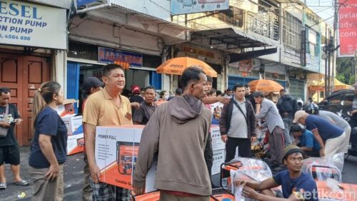 Warga memadati toko genset di Jalan Pandu, Medan, akibat pemadaman listrik berkepanjangan.