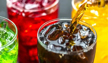 Ilustrasi berbagai minuman pagi seperti kopi, teh, jus, dan soda di atas meja
