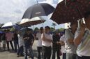 Ribuan pencari kerja mengantre panjang hingga hampir 2 kilometer saat mengikuti wawancara terbuka perusahaan semikonduktor di Malaka, Malaysia.(Foto : Ilustrasi CNN Indonesia/Hanna Azarya).