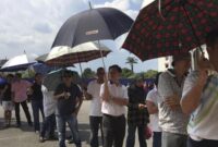 Ribuan pencari kerja mengantre panjang hingga hampir 2 kilometer saat mengikuti wawancara terbuka perusahaan semikonduktor di Malaka, Malaysia.(Foto : Ilustrasi CNN Indonesia/Hanna Azarya).