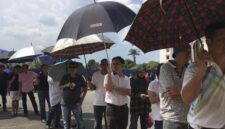 Ribuan pencari kerja mengantre panjang hingga hampir 2 kilometer saat mengikuti wawancara terbuka perusahaan semikonduktor di Malaka, Malaysia.(Foto : Ilustrasi CNN Indonesia/Hanna Azarya).