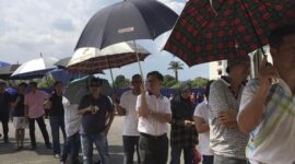 Ribuan pencari kerja mengantre panjang hingga hampir 2 kilometer saat mengikuti wawancara terbuka perusahaan semikonduktor di Malaka, Malaysia.(Foto : Ilustrasi CNN Indonesia/Hanna Azarya).