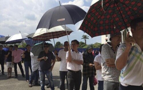 Ribuan pencari kerja mengantre panjang hingga hampir 2 kilometer saat mengikuti wawancara terbuka perusahaan semikonduktor di Malaka, Malaysia.(Foto : Ilustrasi CNN Indonesia/Hanna Azarya).