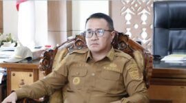 Wali Kota Sungai Penuh Alfin bersama Sekda dan OPD mengikuti rapat kerja DPR RI secara daring dari ruang Sekretariat Daerah.