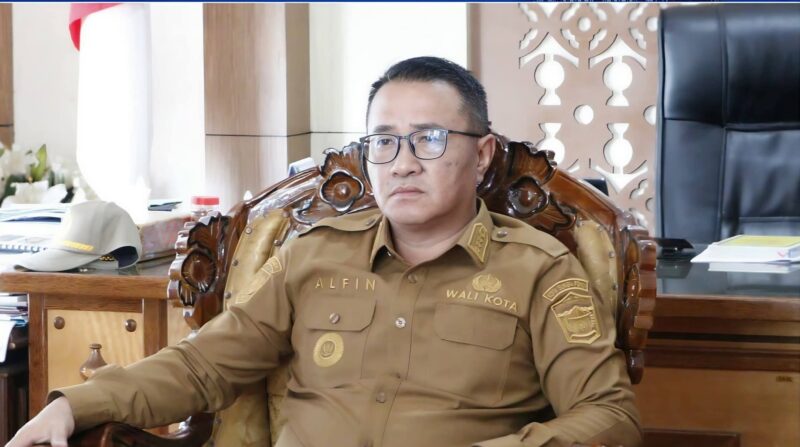 Wali Kota Sungai Penuh Alfin bersama Sekda dan OPD mengikuti rapat kerja DPR RI secara daring dari ruang Sekretariat Daerah.