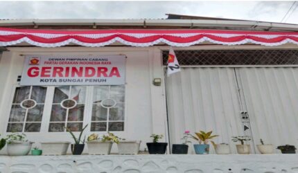 Kantor DPC Partai Gerindra Kota Sungai Penuh dengan papan nama di bagian depan
