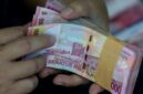Layar menampilkan kurs rupiah terhadap dolar AS yang melemah pada perdagangan Rabu (24/6).(Foto: Safir Makki/cnnindonesia)
