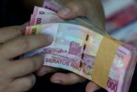 Layar menampilkan kurs rupiah terhadap dolar AS yang melemah pada perdagangan Rabu (24/6).(Foto: Safir Makki/cnnindonesia)
