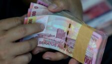Layar menampilkan kurs rupiah terhadap dolar AS yang melemah pada perdagangan Rabu (24/6).(Foto: Safir Makki/cnnindonesia)
