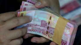 Layar menampilkan kurs rupiah terhadap dolar AS yang melemah pada perdagangan Rabu (24/6).(Foto: Safir Makki/cnnindonesia)
