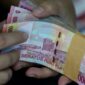 Layar menampilkan kurs rupiah terhadap dolar AS yang melemah pada perdagangan Rabu (24/6).(Foto: Safir Makki/cnnindonesia)
