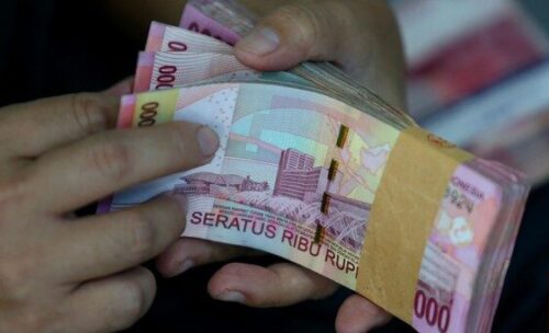 Layar menampilkan kurs rupiah terhadap dolar AS yang melemah pada perdagangan Rabu (24/6).(Foto: Safir Makki/cnnindonesia)
