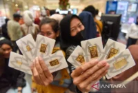 Ilustrasi emas batangan Antam dengan harga terbaru yang mengalami kenaikan pada perdagangan Jumat pagi.( FOTO : Indrianto Eko Suwarso/wpa/am. )