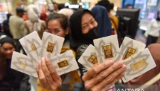 Ilustrasi emas batangan Antam dengan harga terbaru yang mengalami kenaikan pada perdagangan Jumat pagi.( FOTO : Indrianto Eko Suwarso/wpa/am. )