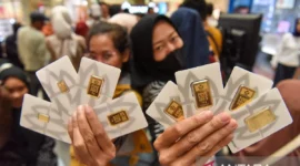 Ilustrasi emas batangan Antam dengan harga terbaru yang mengalami kenaikan pada perdagangan Jumat pagi.( FOTO : Indrianto Eko Suwarso/wpa/am. )