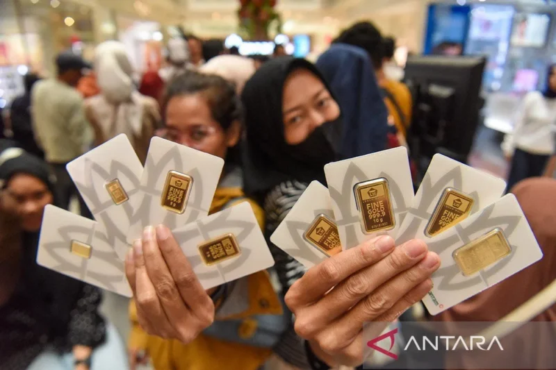 Ilustrasi emas batangan Antam dengan harga terbaru yang mengalami kenaikan pada perdagangan Jumat pagi.( FOTO : Indrianto Eko Suwarso/wpa/am. )