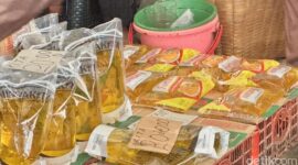 Pedagang melayani pembeli di pasar tradisional di tengah fluktuasi harga pangan, dengan cabai turun sementara bawang dan minyak goreng naik.(Foto: Muhammad Alyuda Tri Utama)