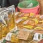 Pedagang melayani pembeli di pasar tradisional di tengah fluktuasi harga pangan, dengan cabai turun sementara bawang dan minyak goreng naik.(Foto: Muhammad Alyuda Tri Utama)