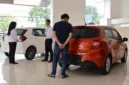 Honda Brio dan Toyota Agya menjadi pilihan hatchback populer untuk kebutuhan harian di Indonesia.(Gambar dibuat oleh Claude AI)