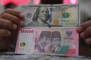 Layar menampilkan pergerakan rupiah yang menguat terhadap dolar AS setelah Bank Indonesia menaikkan suku bunga acuan.(Foto : Bloomberg Technoz/Andrean Kristianto)