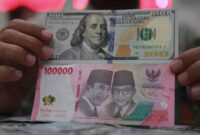 Layar menampilkan pergerakan rupiah yang menguat terhadap dolar AS setelah Bank Indonesia menaikkan suku bunga acuan.(Foto : Bloomberg Technoz/Andrean Kristianto)