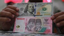 Layar menampilkan pergerakan rupiah yang menguat terhadap dolar AS setelah Bank Indonesia menaikkan suku bunga acuan.(Foto : Bloomberg Technoz/Andrean Kristianto)