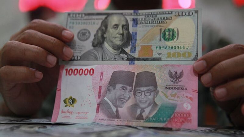 Layar menampilkan pergerakan rupiah yang menguat terhadap dolar AS setelah Bank Indonesia menaikkan suku bunga acuan.(Foto : Bloomberg Technoz/Andrean Kristianto)