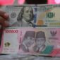 Layar menampilkan pergerakan rupiah yang menguat terhadap dolar AS setelah Bank Indonesia menaikkan suku bunga acuan.(Foto : Bloomberg Technoz/Andrean Kristianto)